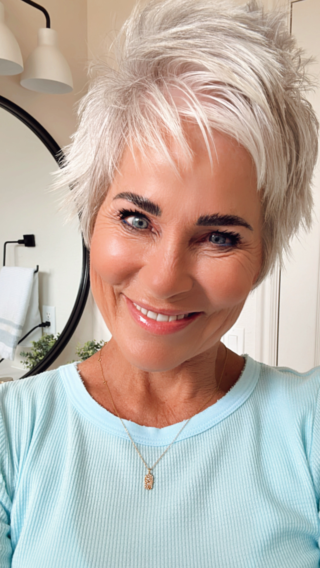 27 Most Flattering Haircuts for Women in Their 50s with a Round Face